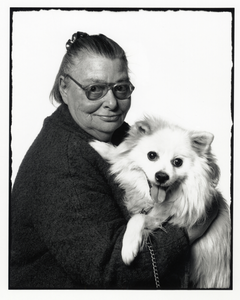 108343 Portret van een oudere vrouw met een hondje.